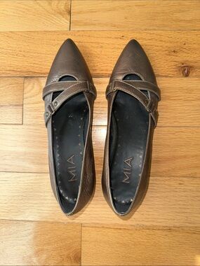 MIA Women's Pointed-Toe Brown Cross-Strap Flats